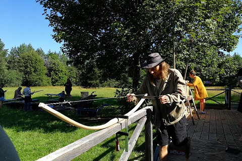 Wildnispädagogik Aufbaukurs - Bogen herstellen Wildnispädagogik Aufbaukurs - Bogen herstellen