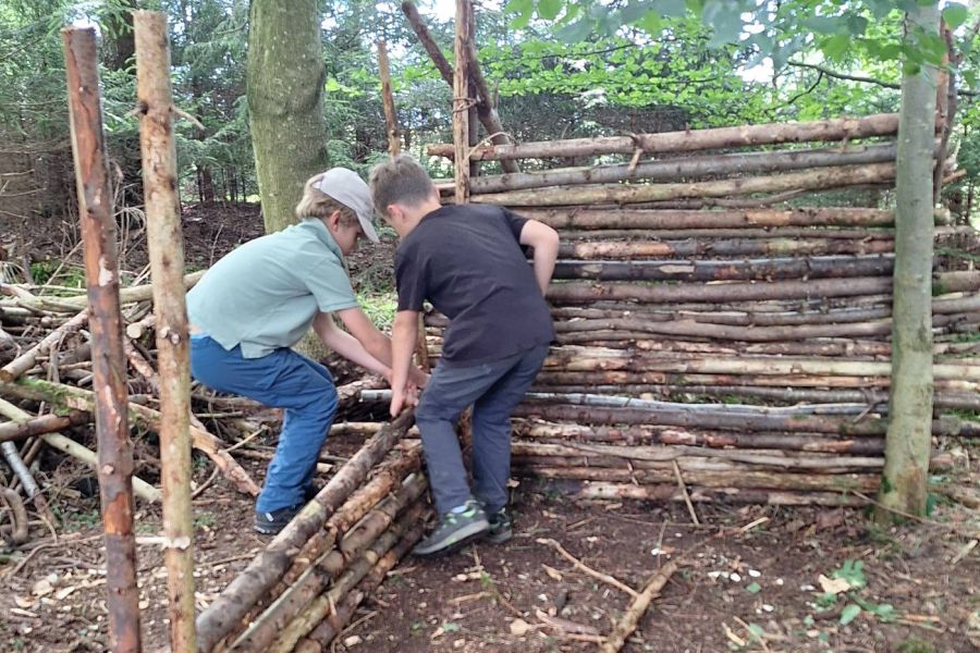 Wildniswiesel Camp für Kinder von 6 – 8 Jahren - Unterstand bauen